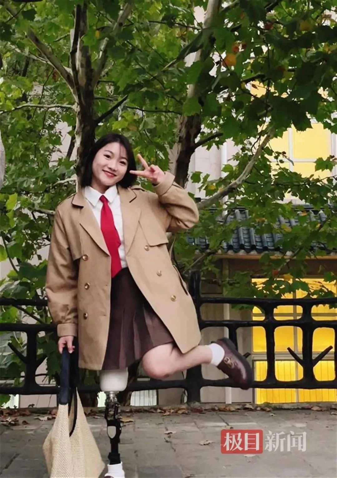 圖為王貴紅在校園里的留影