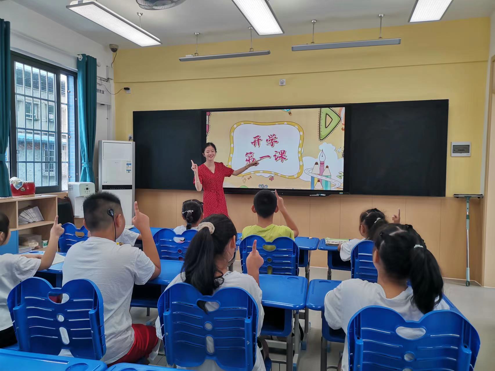 圖為李青青正在給特教學(xué)校的學(xué)生上課