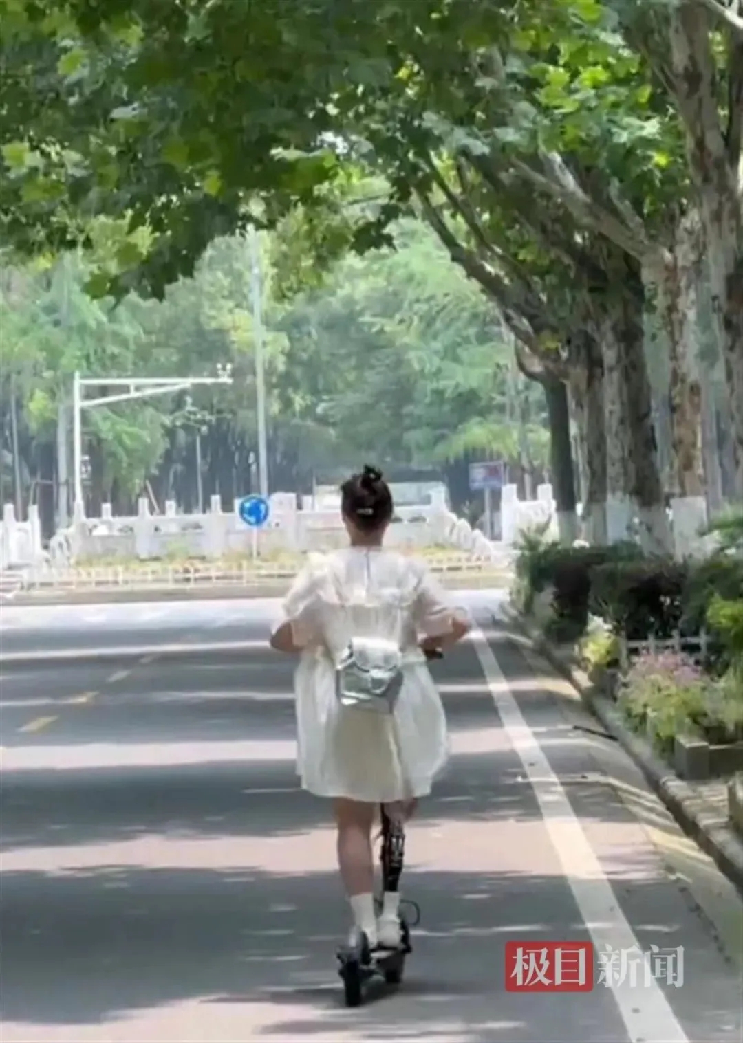 圖為王貴紅學(xué)會(huì)了騎電動(dòng)平衡車