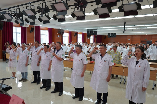 圖為重溫入黨誓詞