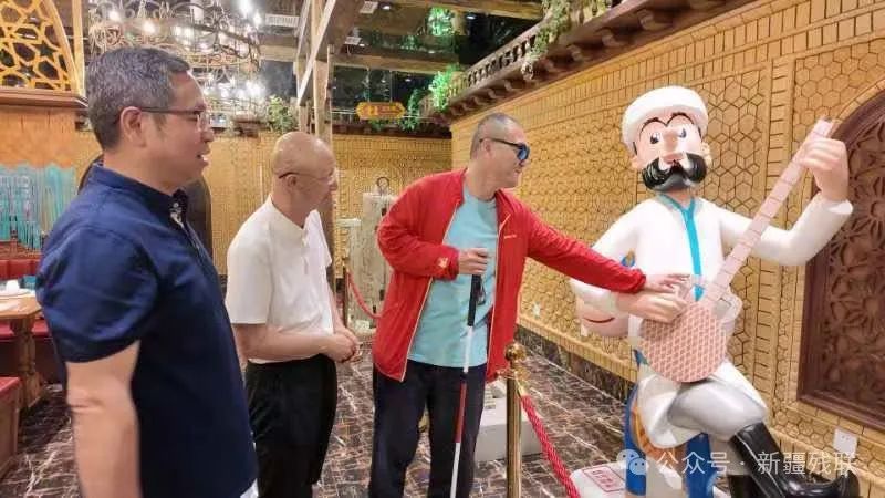 圖為曹晟康參觀烏魯木齊國際大巴扎