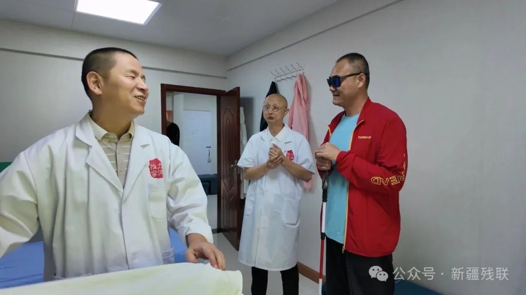 圖為曹晟康在力鴻推拿診所交流