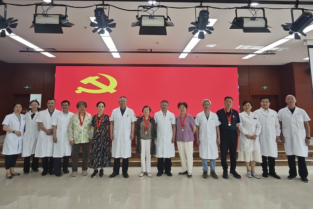 圖為中康黨委委員與老同志合影
