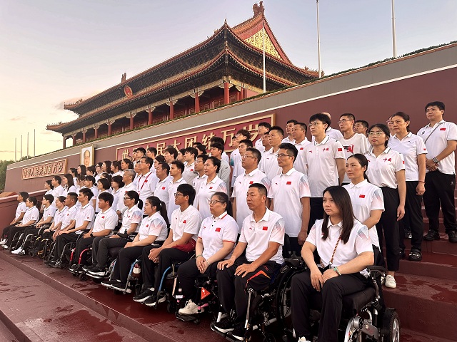 圖為運動員在天安門觀看升旗儀式