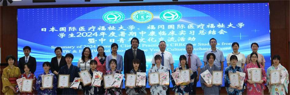 圖為向日本學(xué)生頒發(fā)證書并合影