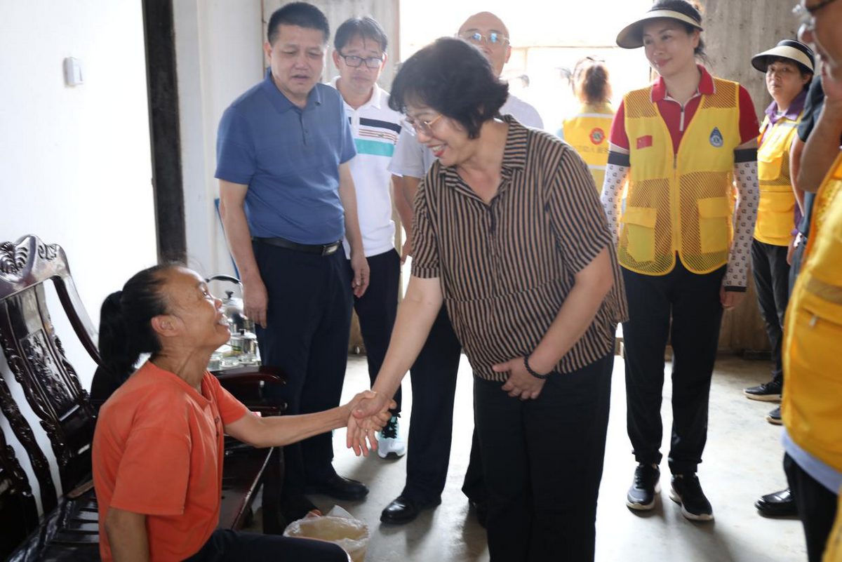 圖為慰問受災(zāi)殘疾人群眾