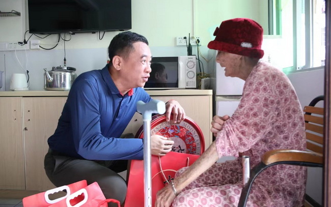 圖為慰問百歲殘疾人老人現(xiàn)場