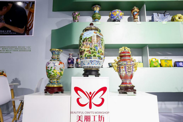 圖為參展的景泰藍作品