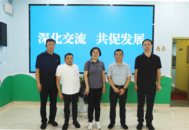 圖為考察交流合影
