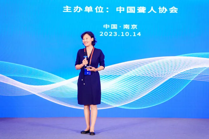 圖為卜欣欣在參加活動