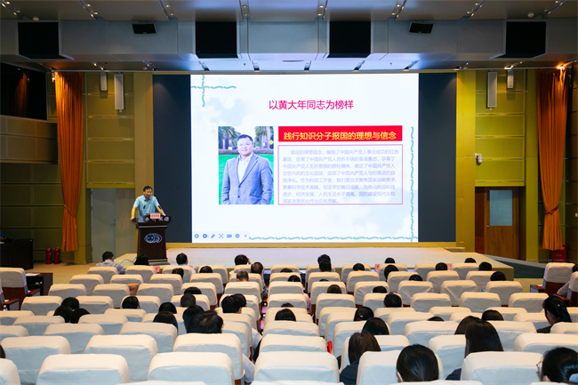 圖為歐陽(yáng)輝純教授作科學(xué)家精神宣講