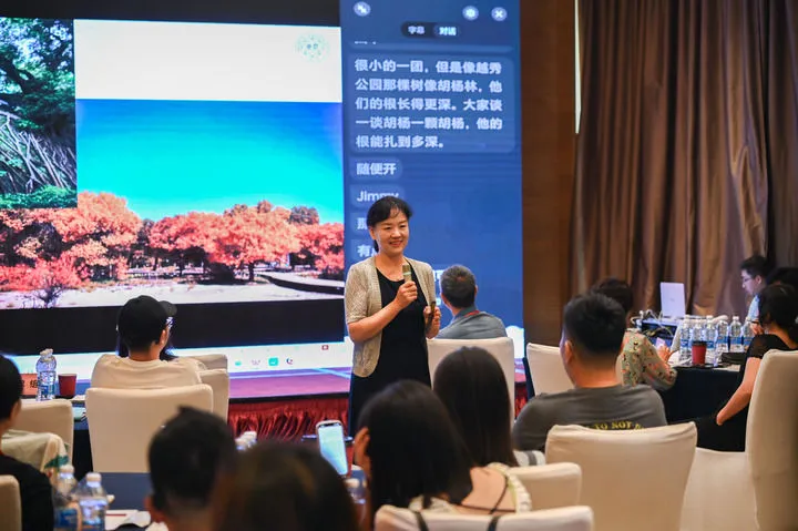 圖為卜欣欣在參加活動