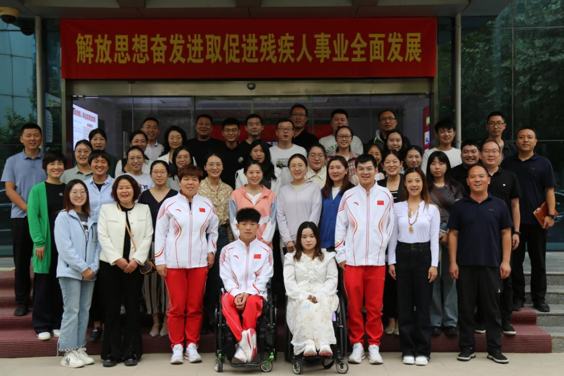 圖為省殘聯(lián)青年干部與殘奧會冠軍合影