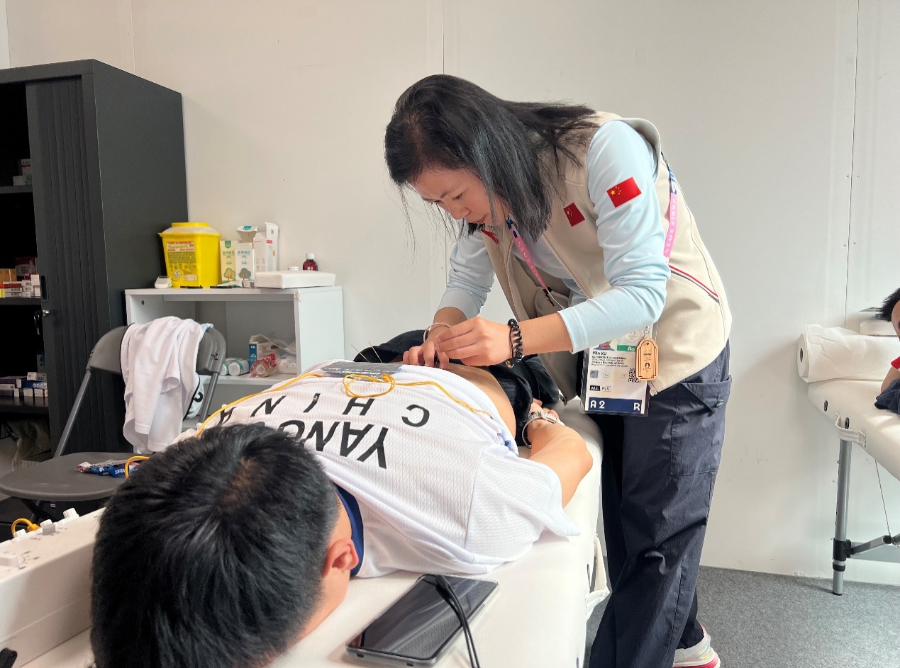 圖為中心人員為代表團(tuán)提供醫(yī)療保障