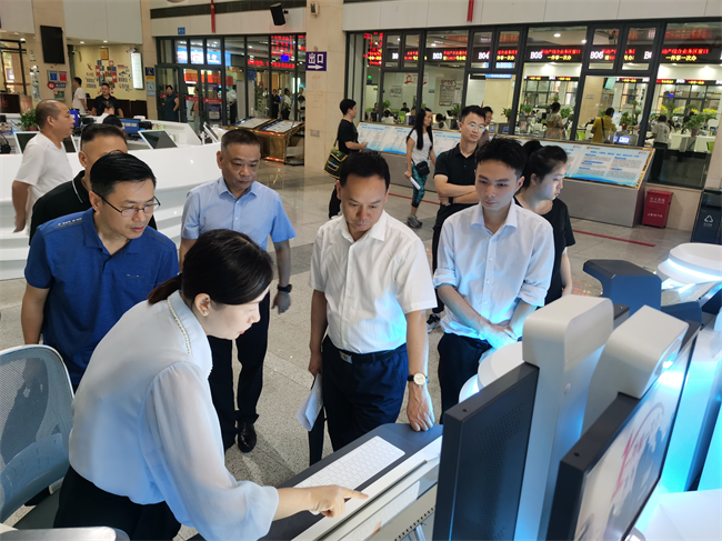 圖為調(diào)研雁峰區(qū)政務(wù)服務(wù)中心