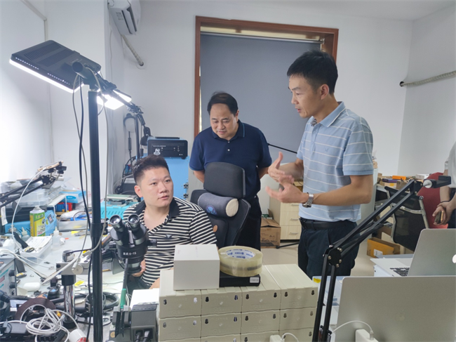 圖為查看孵化基地安全生產(chǎn)和消防安全工作開展情況