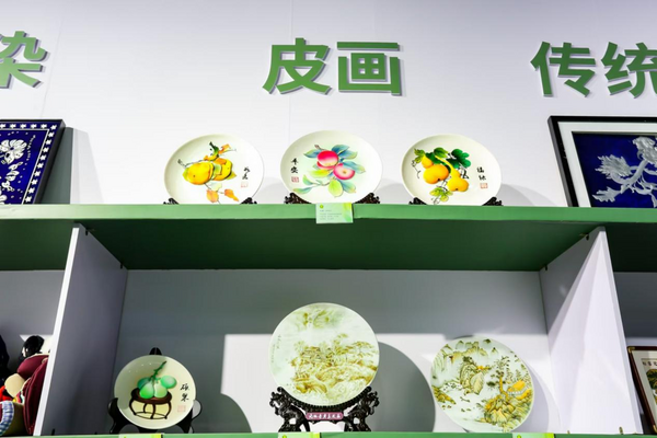 圖為參展的皮畫作品
