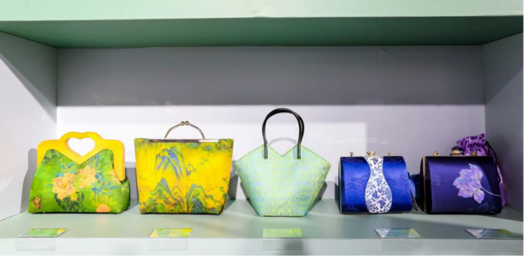 圖為參展的口金包