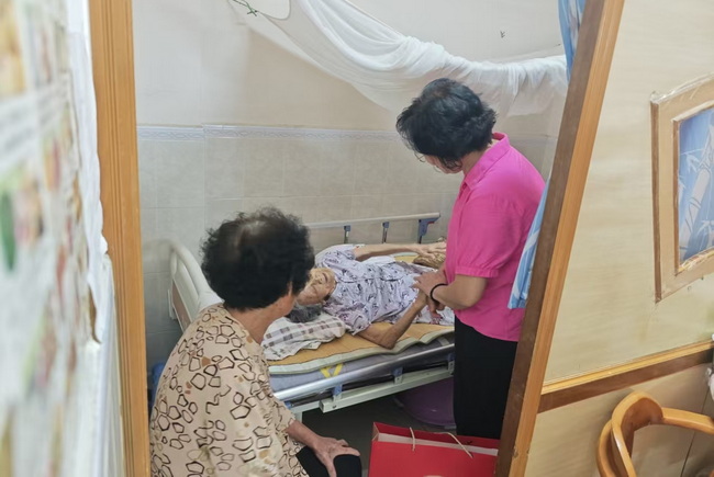 圖為慰問百歲殘疾人老人現(xiàn)場