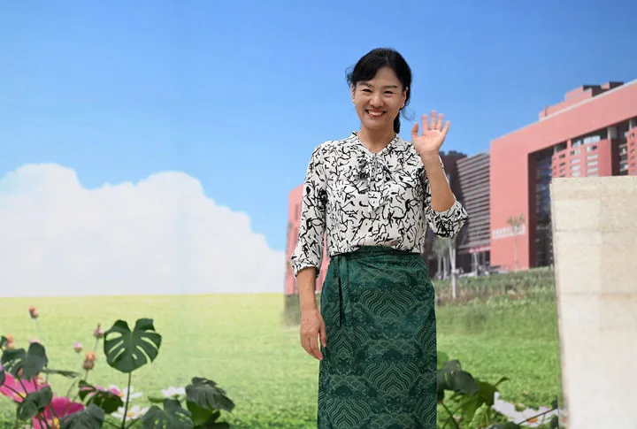 圖為卜欣欣與記者揮手道別
