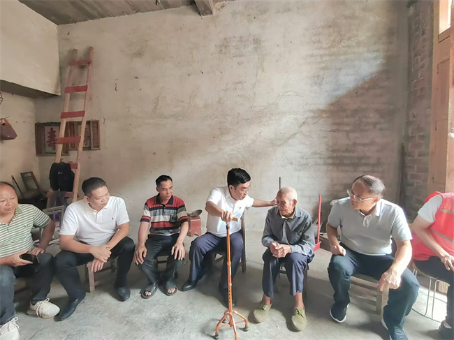圖為走訪聯(lián)系幫扶戶現(xiàn)場