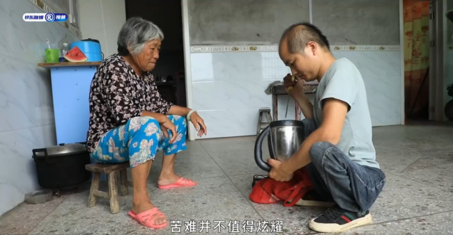 圖為羅亞平在免費(fèi)幫老人修理電水壺
