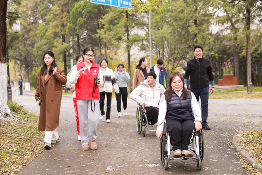 圖為北大志愿者帶領(lǐng)大家參觀校園