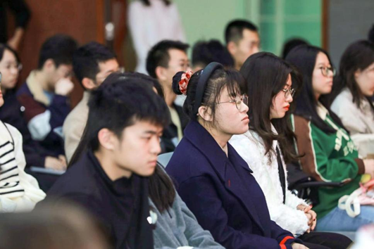 圖為現(xiàn)場學(xué)生認真聆聽