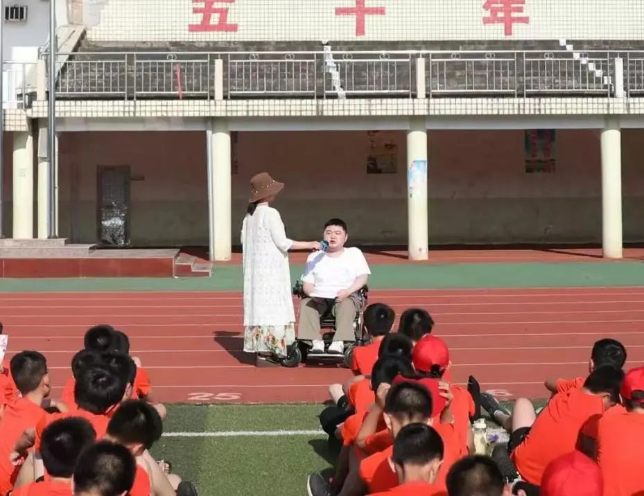 陳斌在走進汨羅教育公益項目中演講