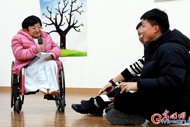 圖為魏瑞紅與天津?yàn)I海汽車工程職業(yè)學(xué)院輔導(dǎo)員們交流