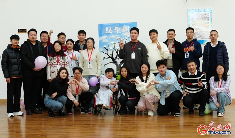 圖為魏瑞紅與天津?yàn)I海汽車工程職業(yè)學(xué)院輔導(dǎo)員們合影留念