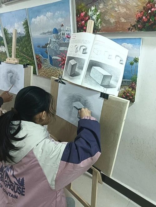 圖為在黃曉旺工作室繪畫的孩子