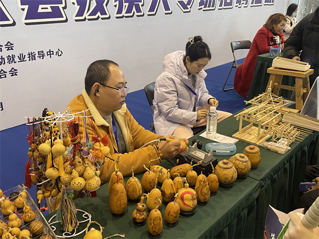 圖為殘疾人職業(yè)技能展示