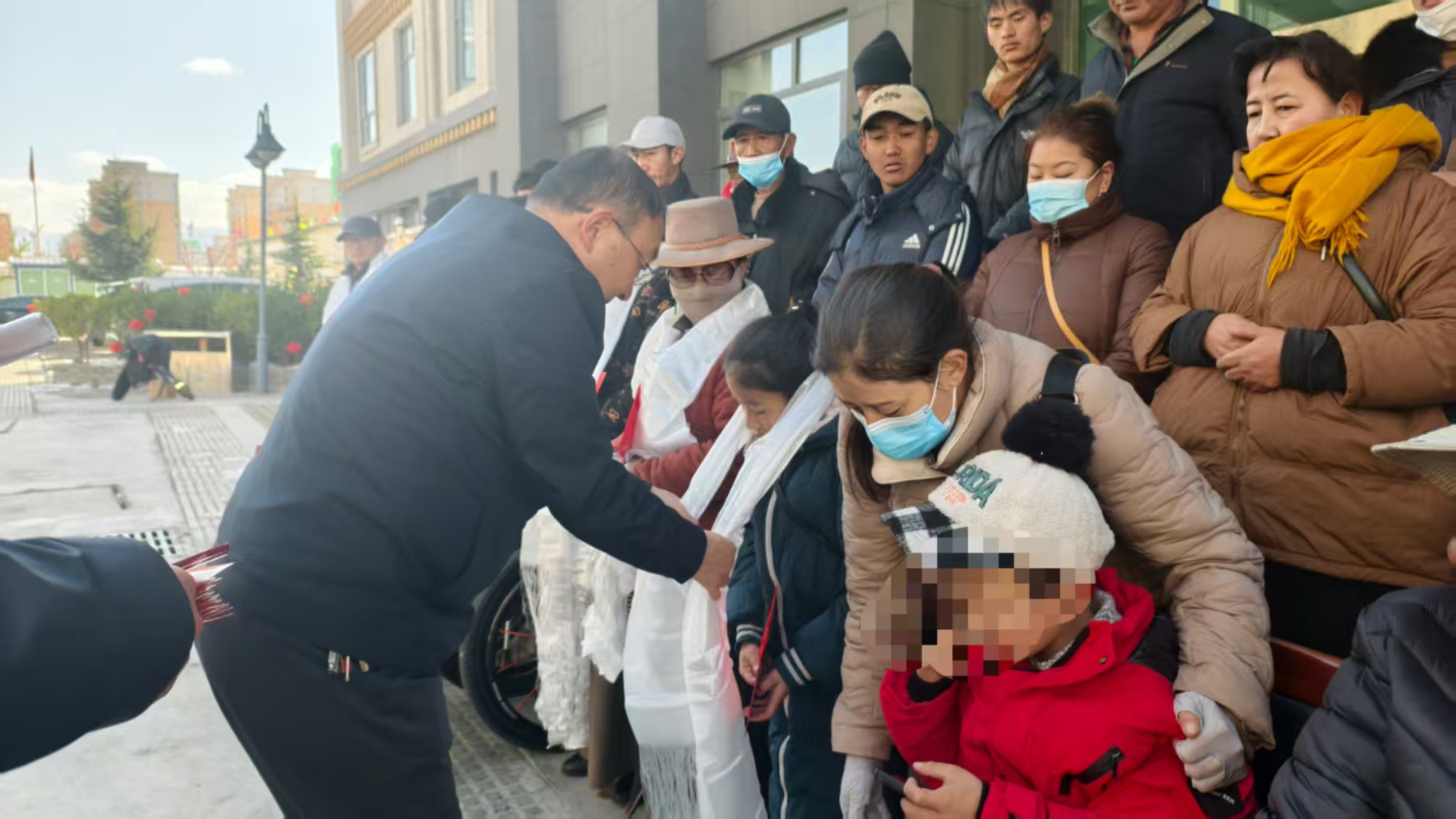 圖為李杰峰同志向慰問人員獻哈達
