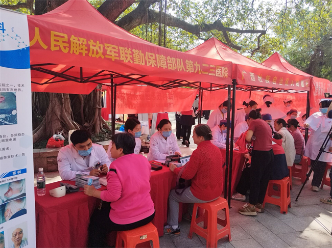 圖為義診現(xiàn)場