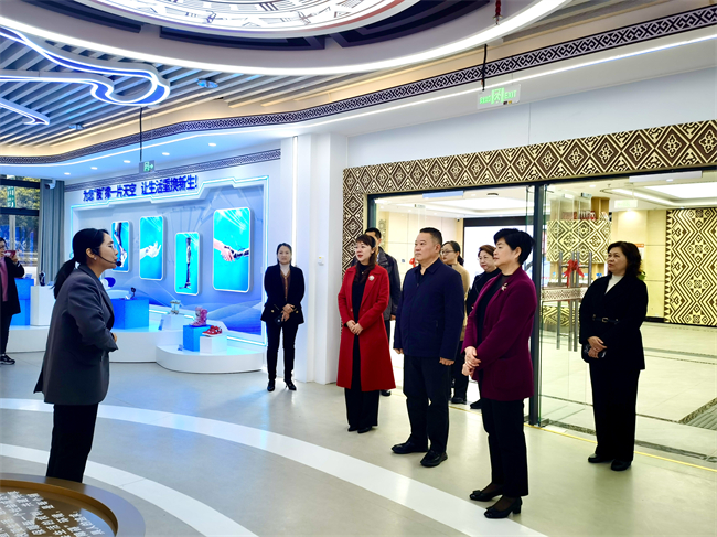 圖為調(diào)研組在自治區(qū)殘疾人輔助器具中心調(diào)研
