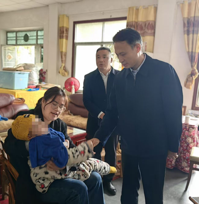 圖為尹華凱走訪慰問送教上門的殘疾兒童家庭