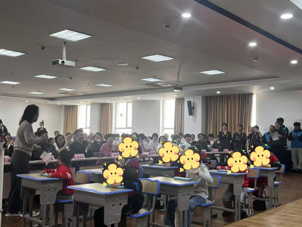 圖為智力發(fā)育遲緩兒童康復成果展示活動