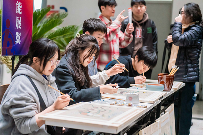 圖為殘疾學(xué)生技能展示