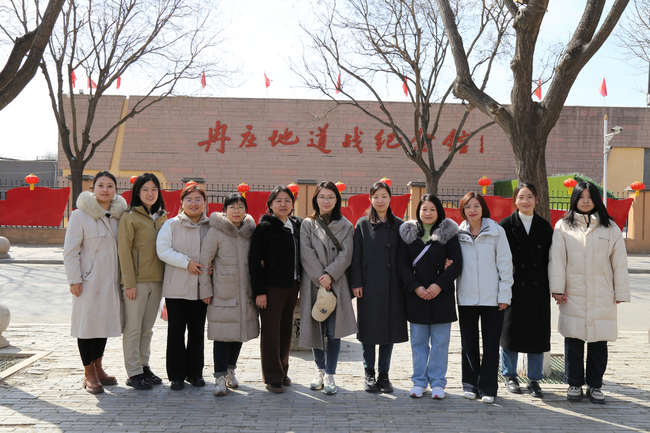 圖為女職工合影留念