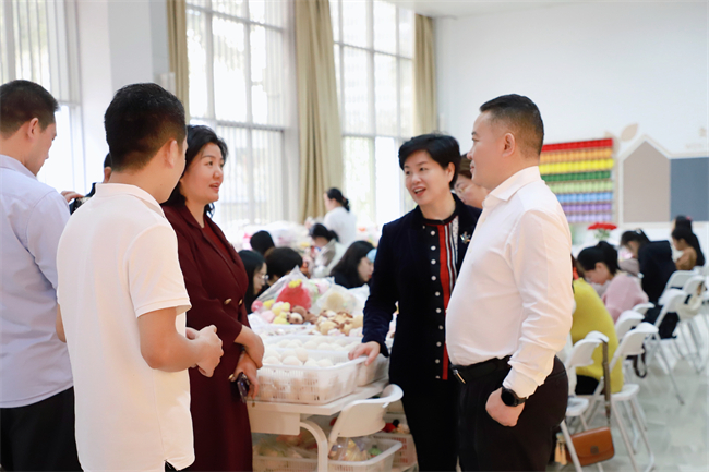圖為調(diào)研組在南寧市殘疾人活動(dòng)中心調(diào)研