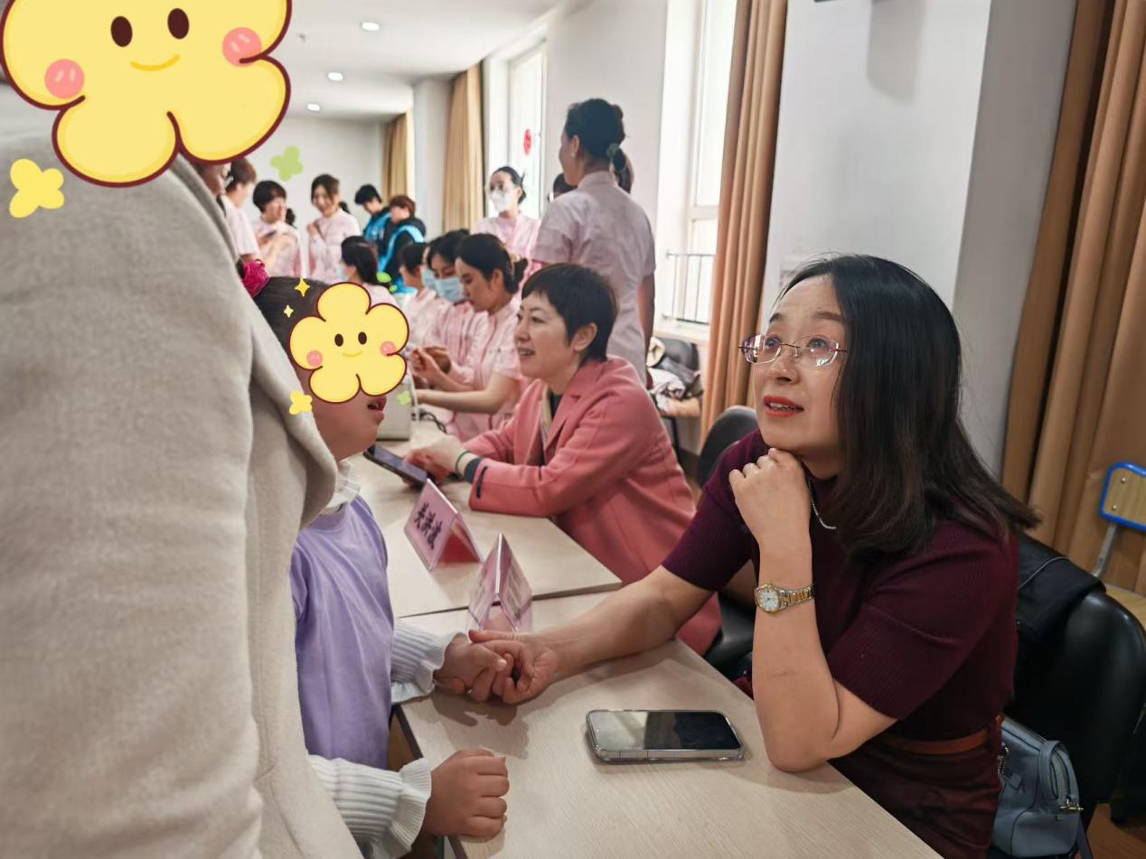 圖為中國醫(yī)科大學附屬盛京醫(yī)院滑翔產(chǎn)科黨支部黨員志愿者為智力發(fā)育遲緩兒童愛心義診