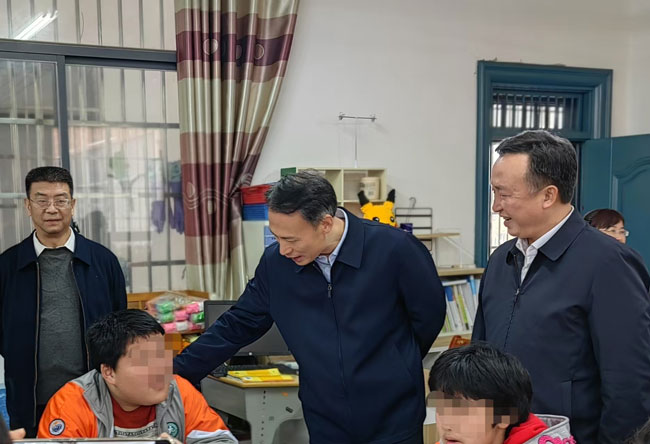 圖為尹華凱同寧鄉(xiāng)市虎山特校的孩子們親切交流