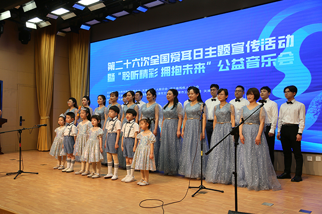 圖為第一中心醫(yī)院醫(yī)護人員與小海豚合唱團共同出演