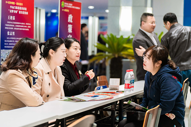圖為開展職業(yè)指導(dǎo)服務(wù)