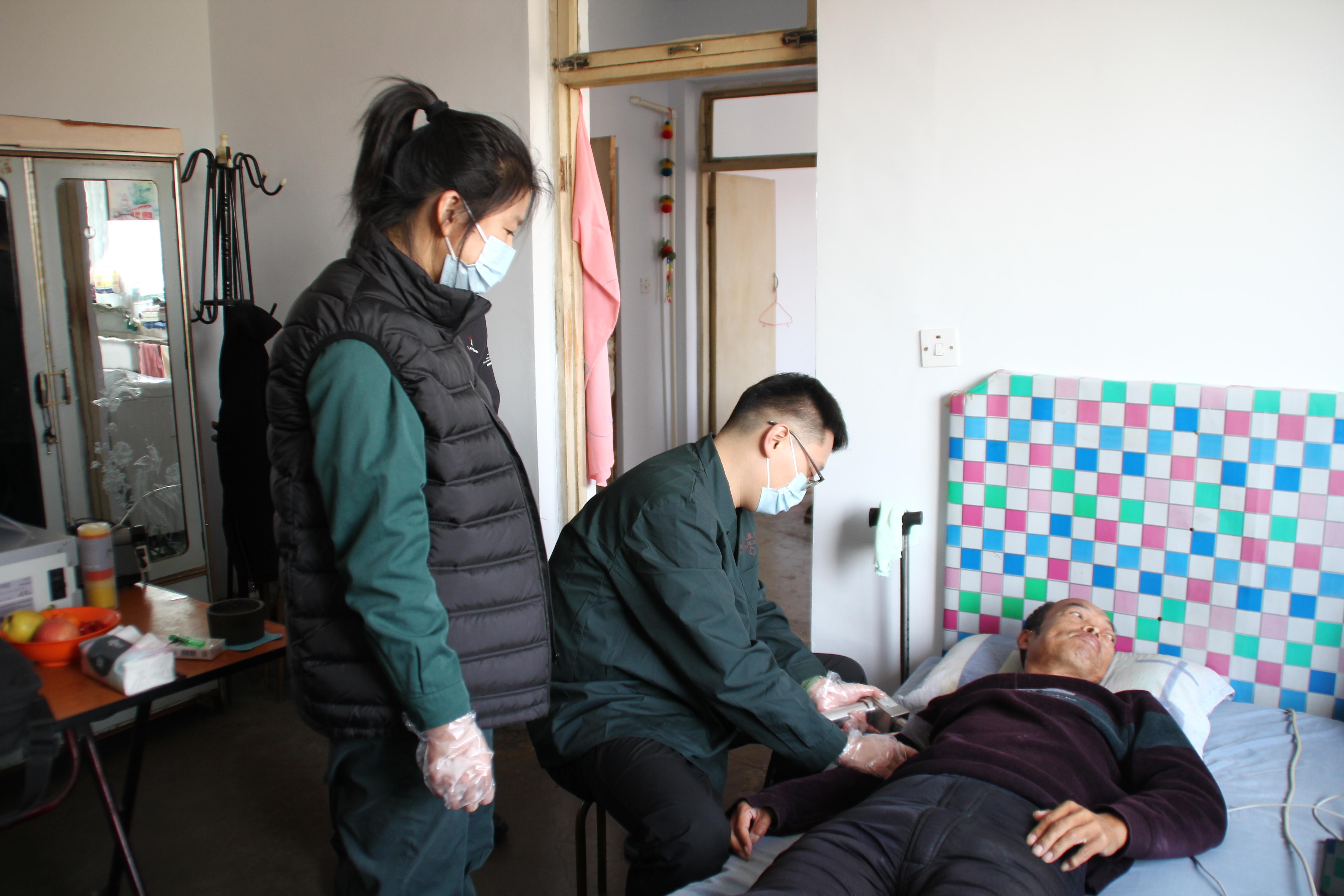 圖為入戶為殘疾人康復治療