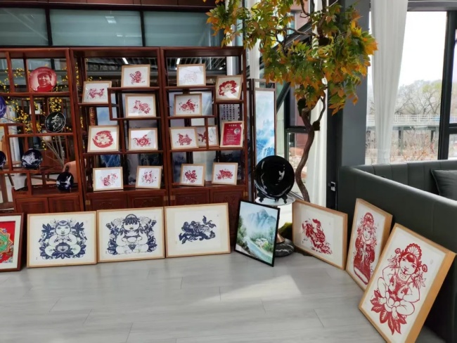 圖為殘疾人非遺作品和文創(chuàng)作品展現(xiàn)場(chǎng)
