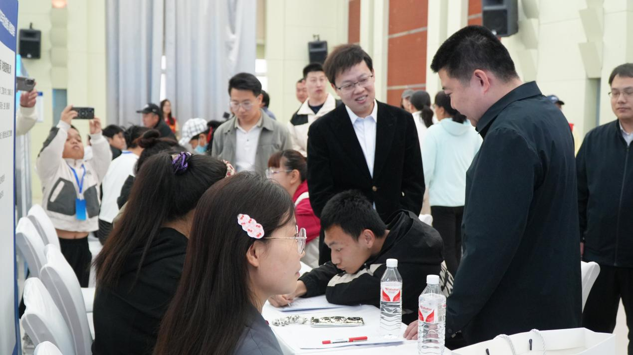 圖為河北省殘疾人就業(yè)服務(wù)中心主任高健調(diào)研招聘會(huì)現(xiàn)場(chǎng)