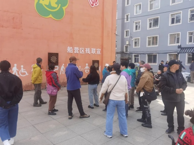 圖為實(shí)地參觀現(xiàn)場(chǎng)