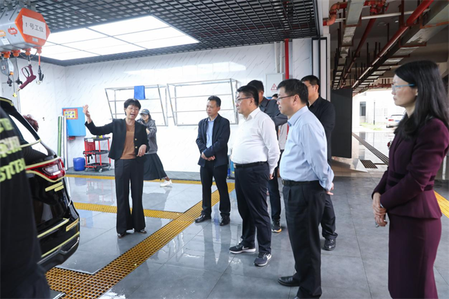 圖為現(xiàn)場考察汽車貼膜教學(xué)